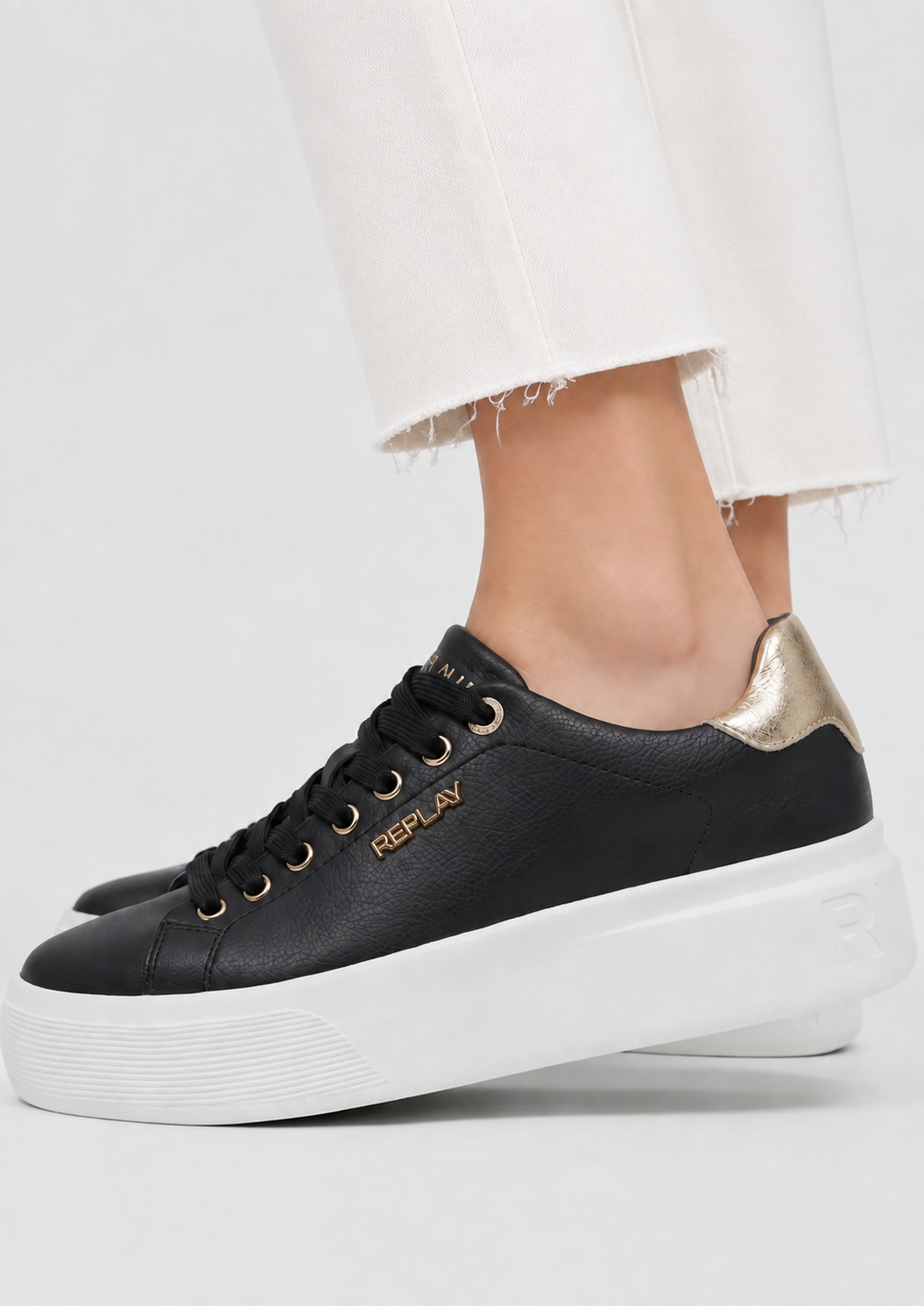 Replay RZ8F000AL γυναικεία μαύρα sneakers φορεμένα στο πόδι – πλαϊνή όψη