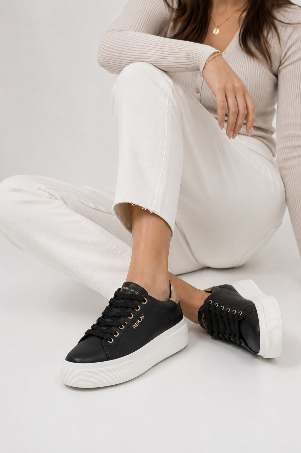 Replay RZ8F000AL γυναικεία μαύρα sneakers φορεμένα με λευκό παντελόνι – lifestyle φωτογραφία