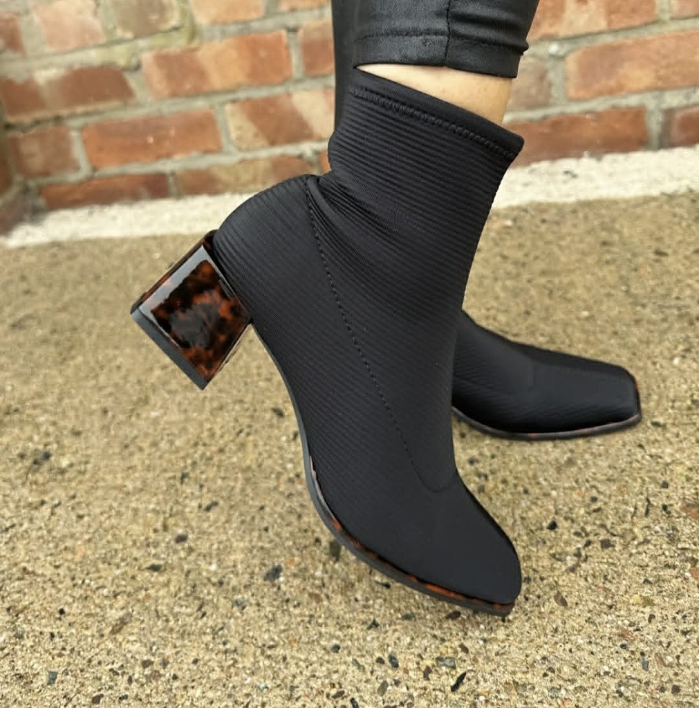 Λεπτομέρεια τακουνιού ταρταρούγα σε μαύρα sock boots Gioseppo